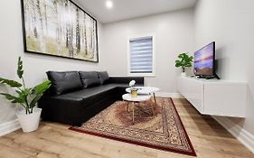 The Cozy Cove Modern King-Bedroom Full Apartment